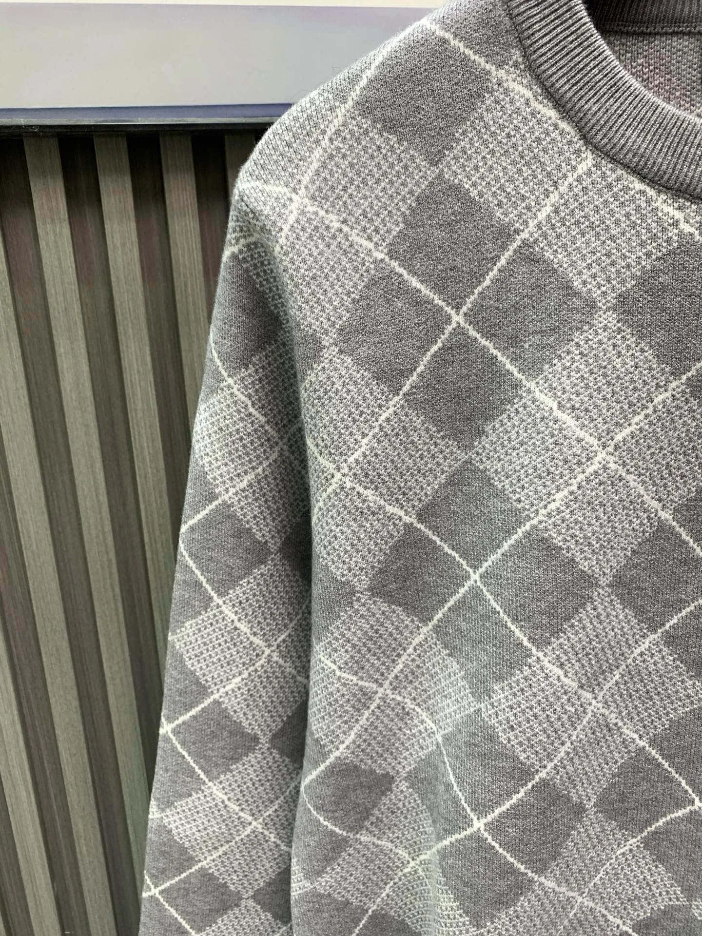 🅿️380 🀄️ Louis Vuitton Louis Vuitton 25*1v diamond plaid cashmere sweater 𝟮5 new autumn and winter products, a must-have~ Love the college style diamond pattern design. Each item is a hot item this year. Made of wool blended fabrics, dyed and custom-woven dyed yarn, multi-sand mouth intarsia technology, Japan Shima Seiki 36 yarn mouth intarsia machine, reverse thread machine knotting Then it is trimmed by hand. It will never come off. It uses half more material than the vest style. The dropped shoulder design adds a lot of relaxation. It will definitely kill all the same type of diamond sweaters~